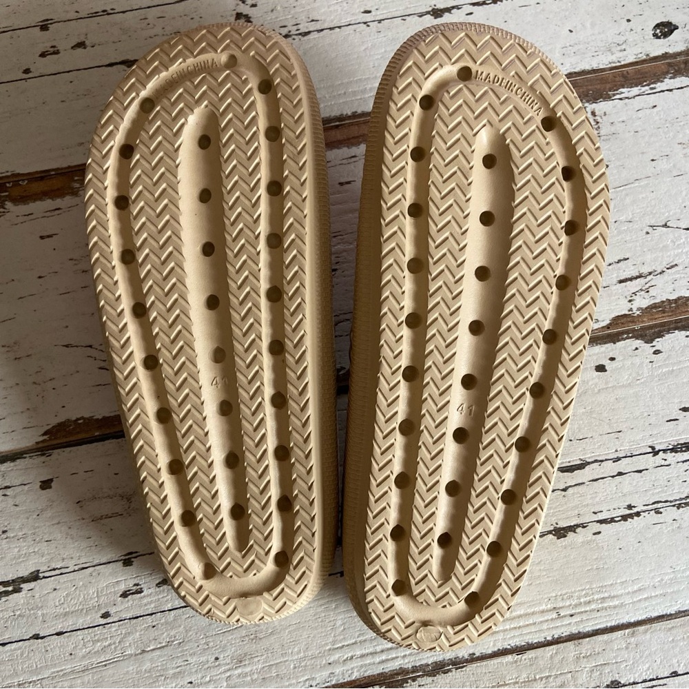 ✨SOLD✨🔥CLOSET CLEAR OUT🔥NEW Pillow Lounge Cushion Slides - Picture 5 of 5